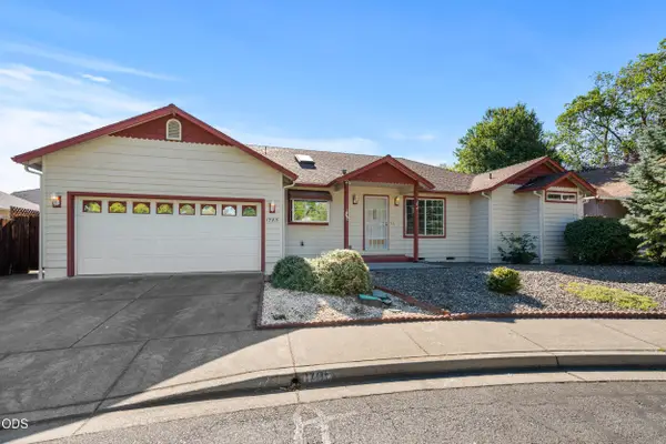 1785 SE Brookhurst Way, Grants Pass, OR 97527