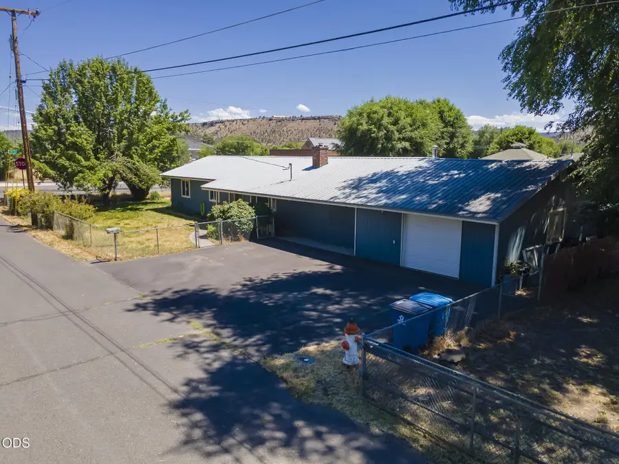 1670 SE Mountain View Drive, Prineville, OR 97754 - #2