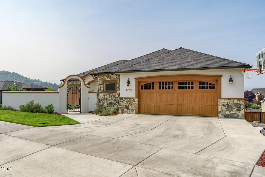 670 Forest Ridge Drive, Medford, OR 97504 - #2