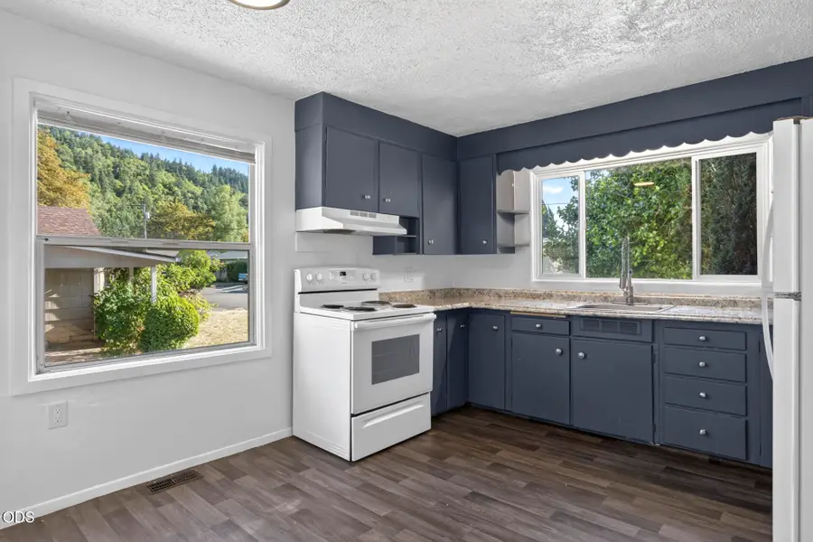 631 W Union Street, Roseburg, OR 97471 - #3