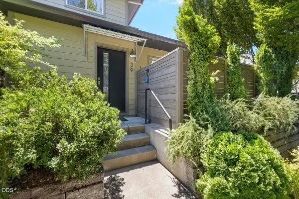 39 N Mountain Avenue, Ashland, OR 97520