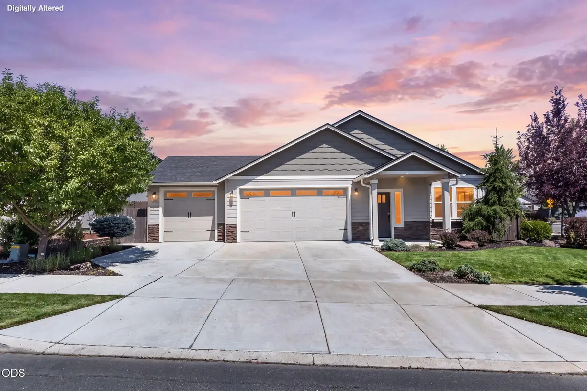 2511 NW Hemlock Way, Redmond, OR 97756 - #1
