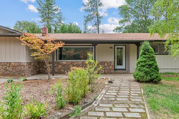 135 Rolling Hills Drive, Grants Pass, OR 97526