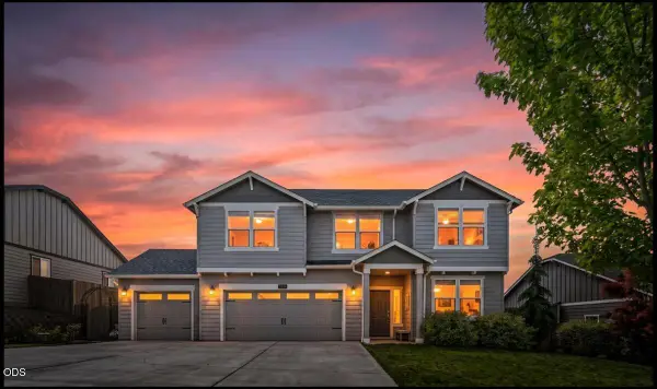 4594 SW Volcano View Way, Redmond, OR 97756