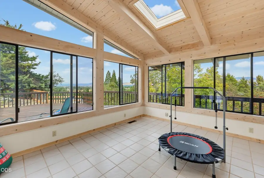2076 Jasmine Avenue, Medford, OR 97501 - #3