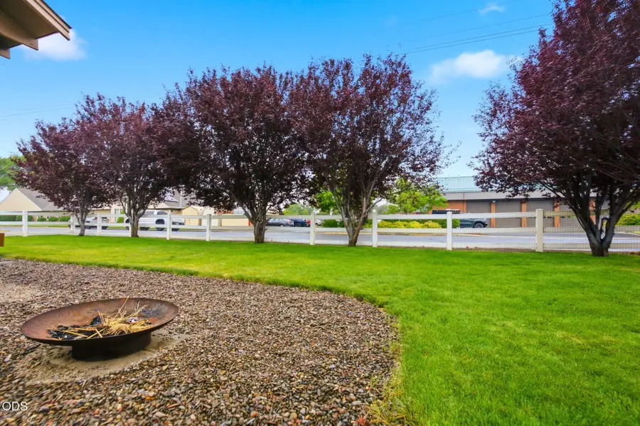 327 NW Elm Avenue, Redmond, OR 97756 - #3
