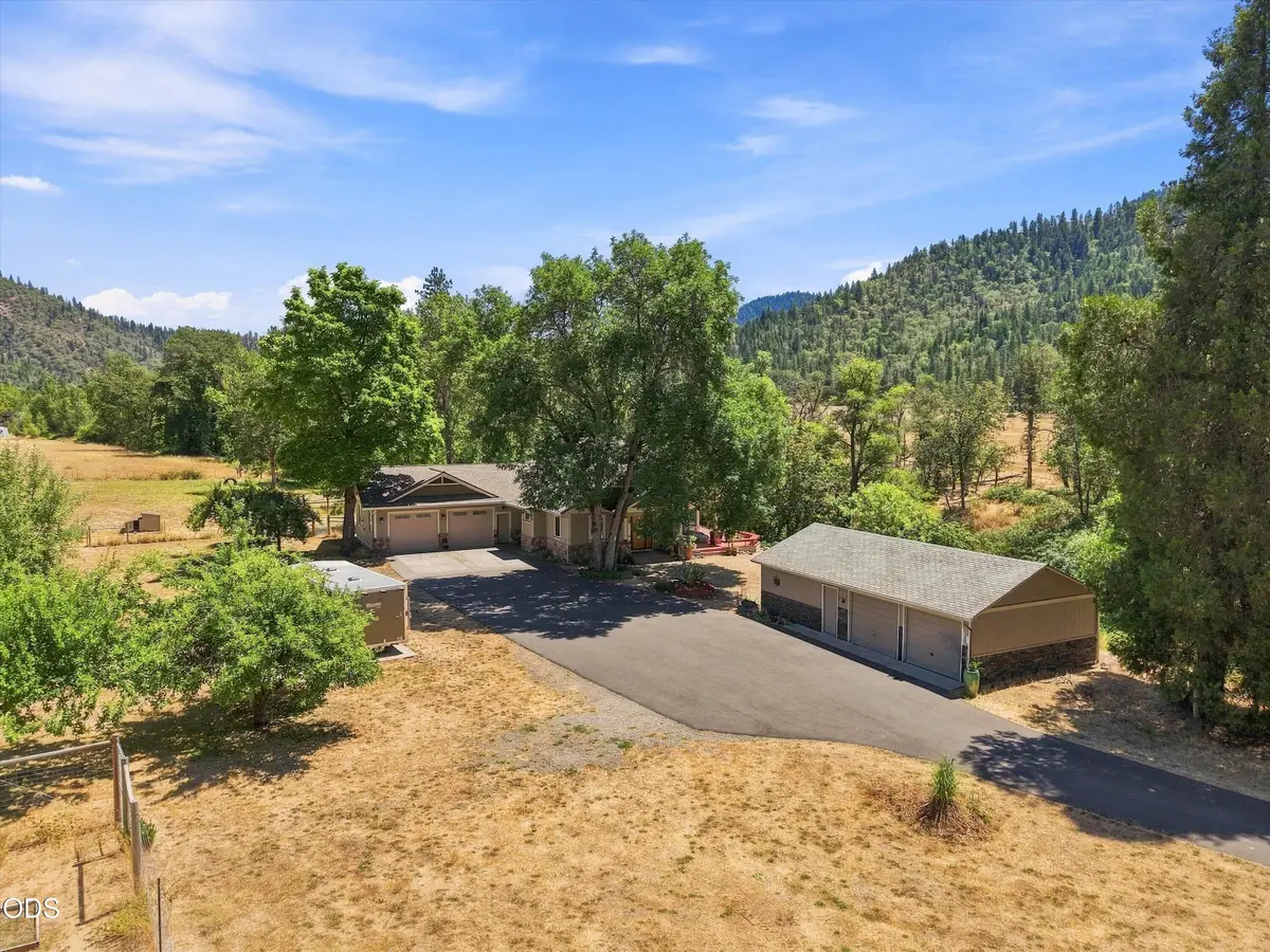 10128 E Evans Creek Road, Rogue River, OR 97537 - #1