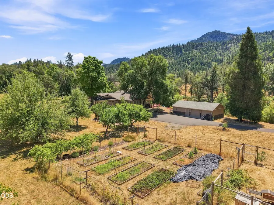 10128 E Evans Creek Road, Rogue River, OR 97537 - #2