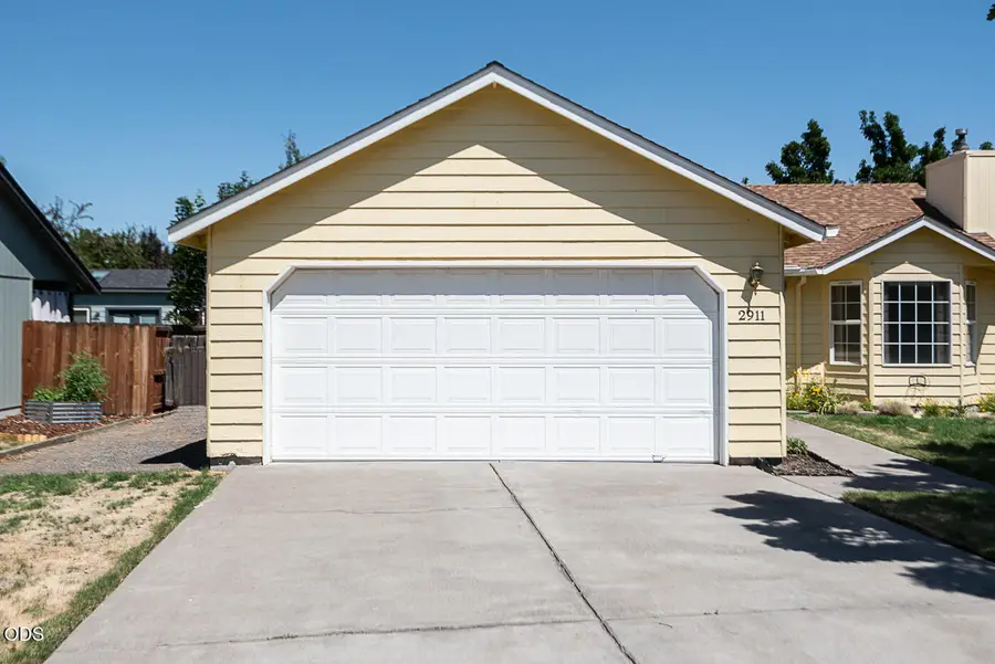2911 SW Reindeer Avenue, Redmond, OR 97756 - #2
