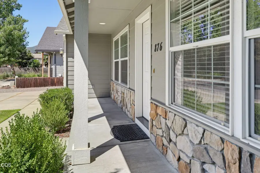 876 Holley Way, Central Point, OR 97502 - #3