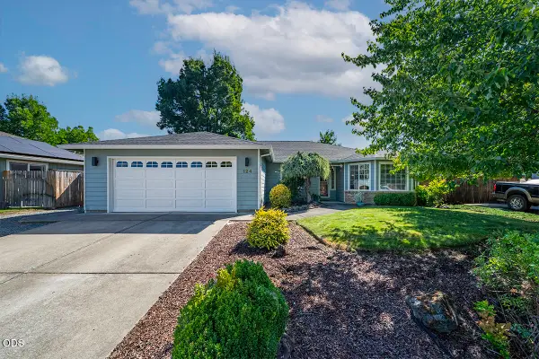 124 Meadow View Drive, Phoenix, OR 97535