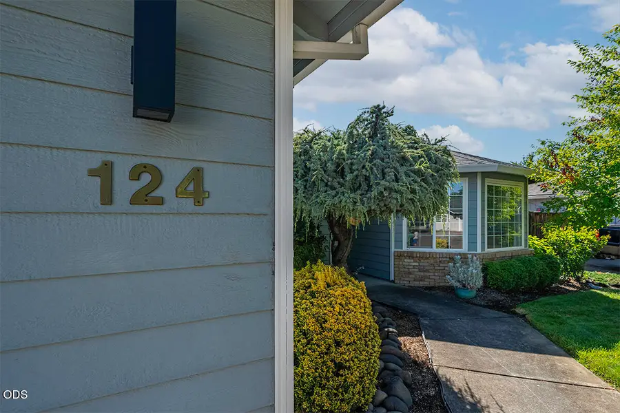 124 Meadow View Drive, Phoenix, OR 97535 - #3