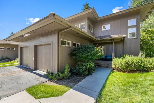 61875 Broken Top Drive #APT 27, Bend, OR 97702