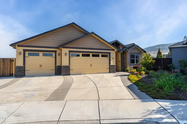 3283 Fallen Oak Drive, Medford, OR 97504