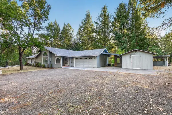 111 Sherwood Lane, Grants Pass, OR 97527