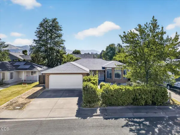 937 Rebecca Drive, Phoenix, OR 97535