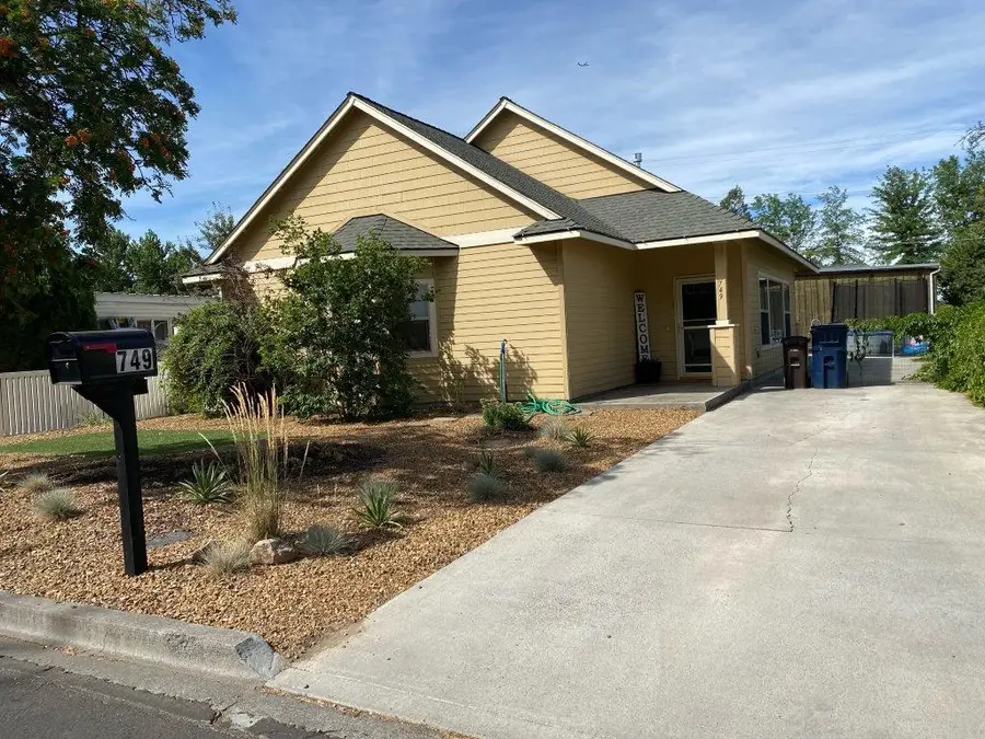 749 NW 8th Street, Redmond, OR 97756 - #2