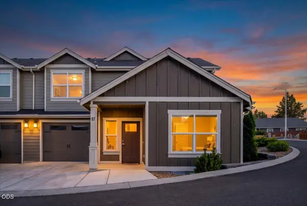 2755 SW Greens Boulevard #APT 17, Redmond, OR 97756