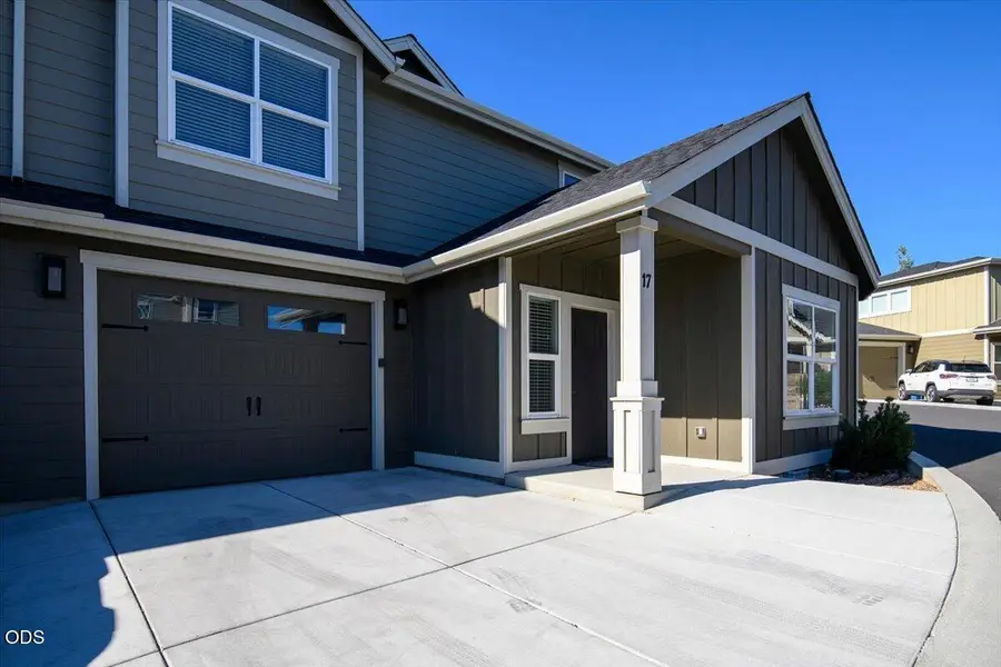 2755 SW Greens Boulevard #APT 17, Redmond, OR 97756 - #2