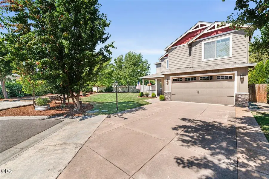1073 Cathedral Way, Central Point, OR 97502 - #2