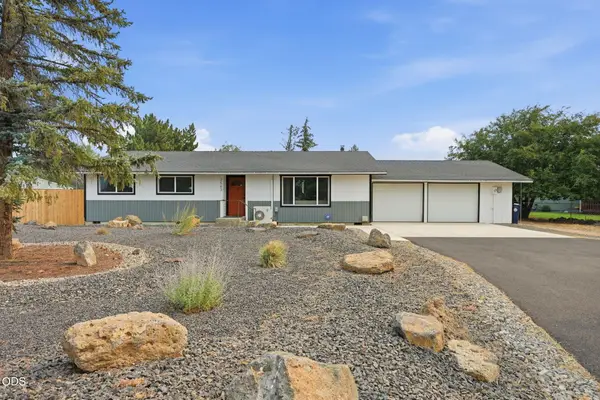 2563 SW Cascade Avenue, Redmond, OR 97756