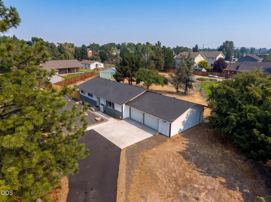 2563 SW Cascade Avenue, Redmond, OR 97756 - #2
