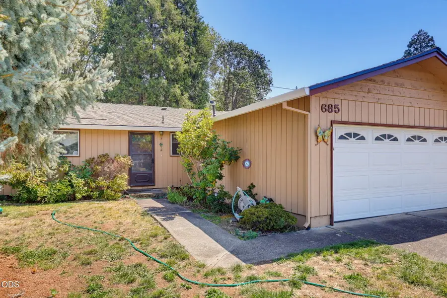 685 Talbot Street, Eagle Point, OR 97524 - #3