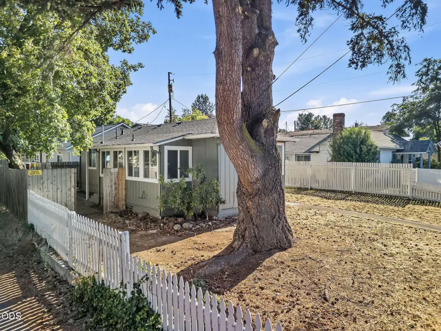 858 E 9th Street, Medford, OR 97504 - #2