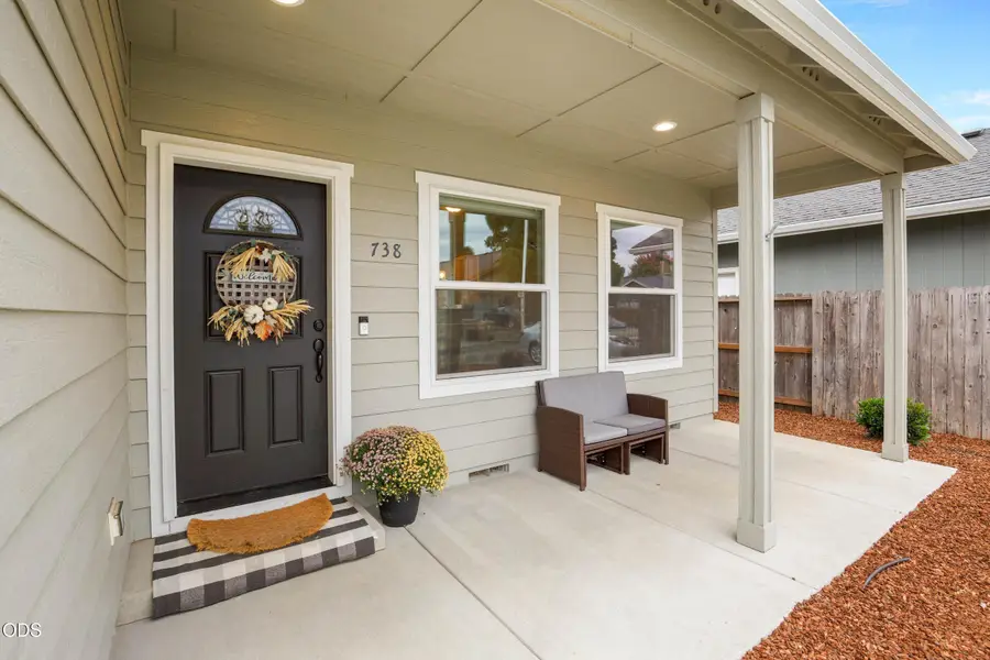 738 Lincoln Road, Grants Pass, OR 97526 - #3