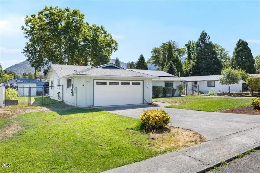 1735 Parkdale Drive, Grants Pass, OR 97527 - #3