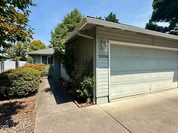 1004 Glengrove Avenue, Central Point, OR 97502