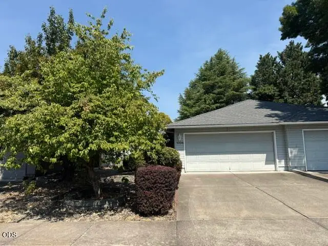 1004 Glengrove Avenue, Central Point, OR 97502 - #2
