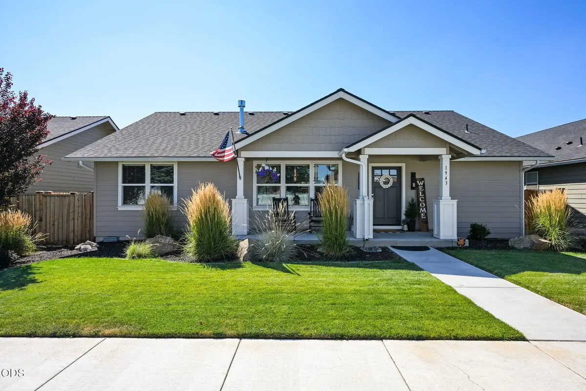 1943 NE 5th Street, Redmond, OR 97756 - #1