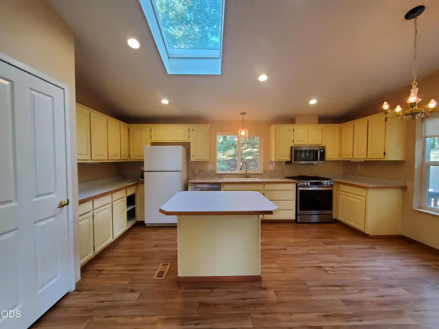 862 Autumn Lane, Glendale, OR 97442 - #3