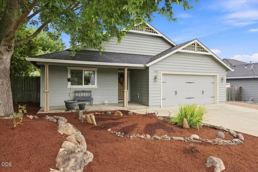 613 Nottingham Terrace, Eagle Point, OR 97524 - #2