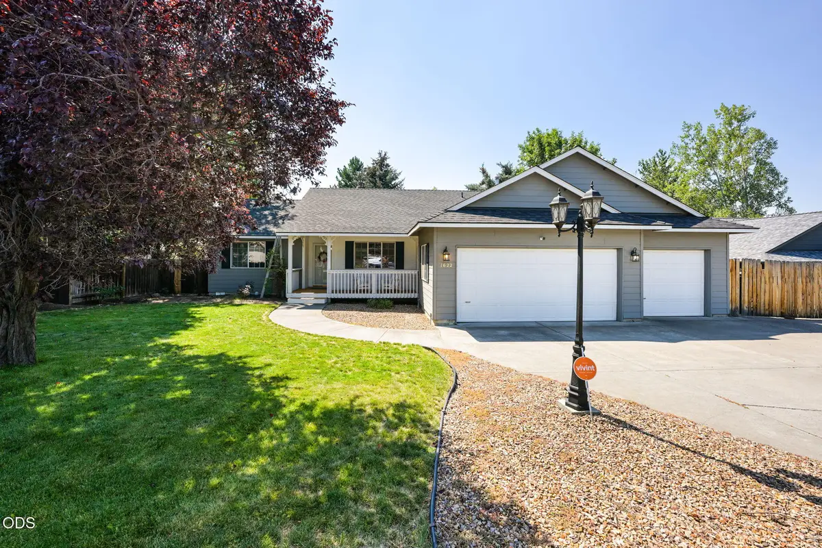 1622 NW Spruce Avenue, Redmond, OR 97756 - #1