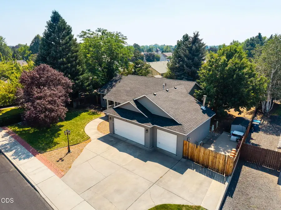 1622 NW Spruce Avenue, Redmond, OR 97756 - #2
