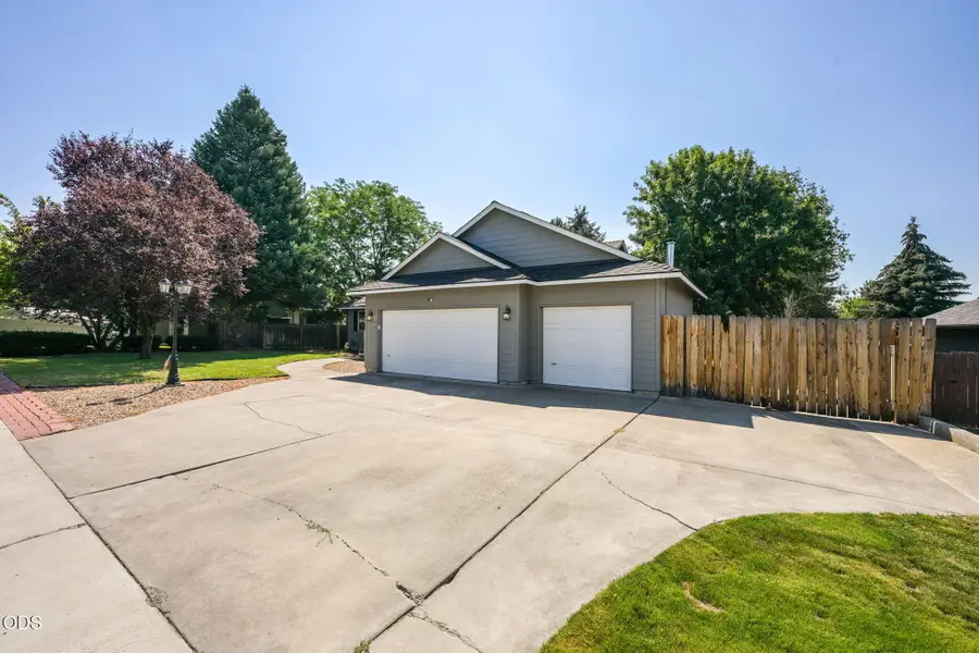 1622 NW Spruce Avenue, Redmond, OR 97756 - #3