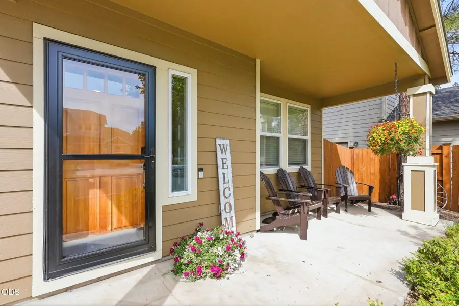 1610 W Carson Avenue, Sisters, OR 97759 - #2