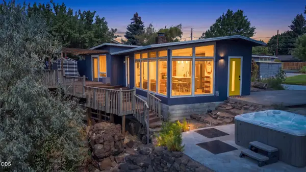 655 NW Canyon Drive, Redmond, OR 97756