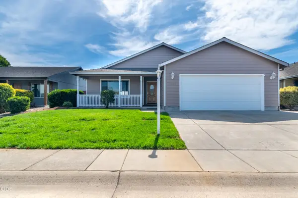 2102 Lara Lane, Central Point, OR 97502