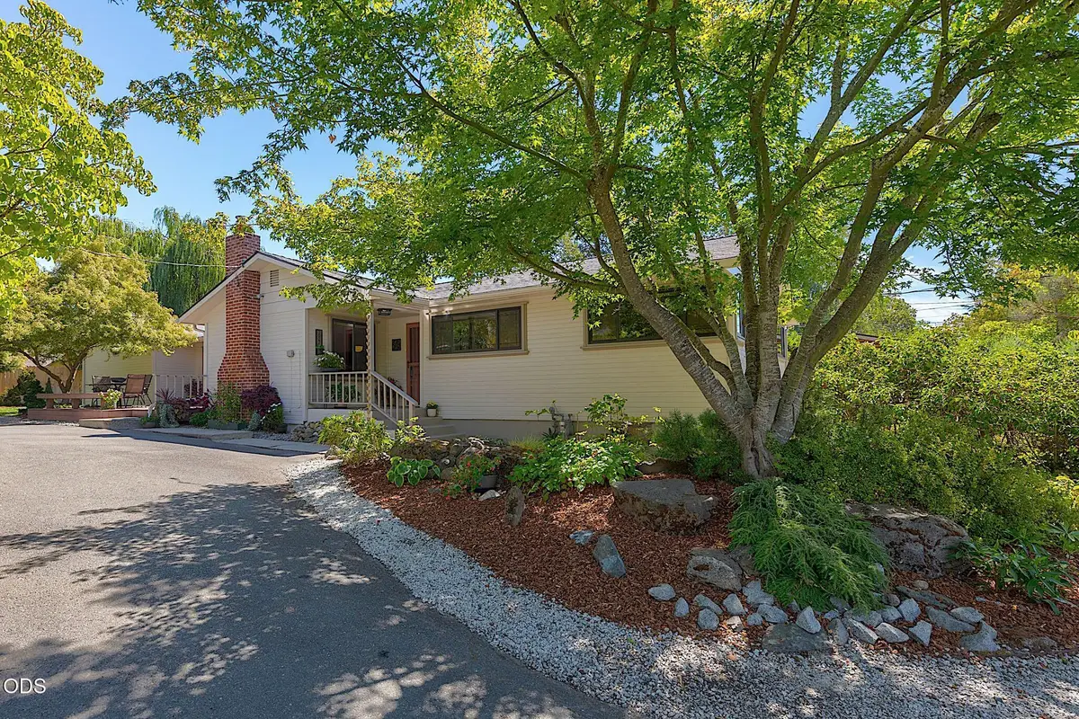 1027 NW Hawthorne Avenue, Grants Pass, OR 97526 - #1