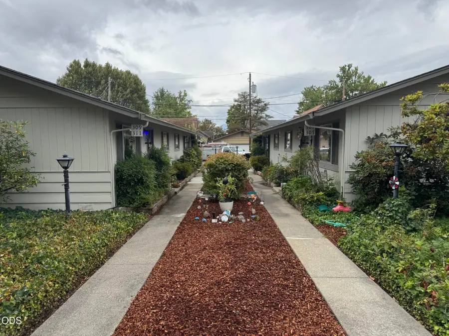 305 NE C Street, Grants Pass, OR 97526 - #3