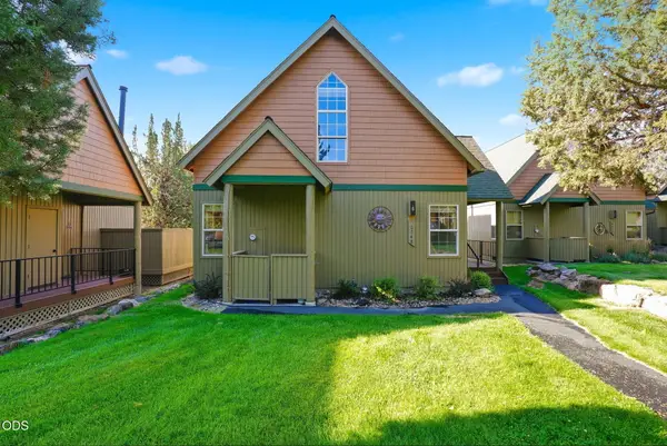 8848 Cliff Swallow Drive, Redmond, OR 97756