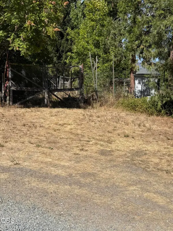 Camp Baker Road, Phoenix, OR 97535