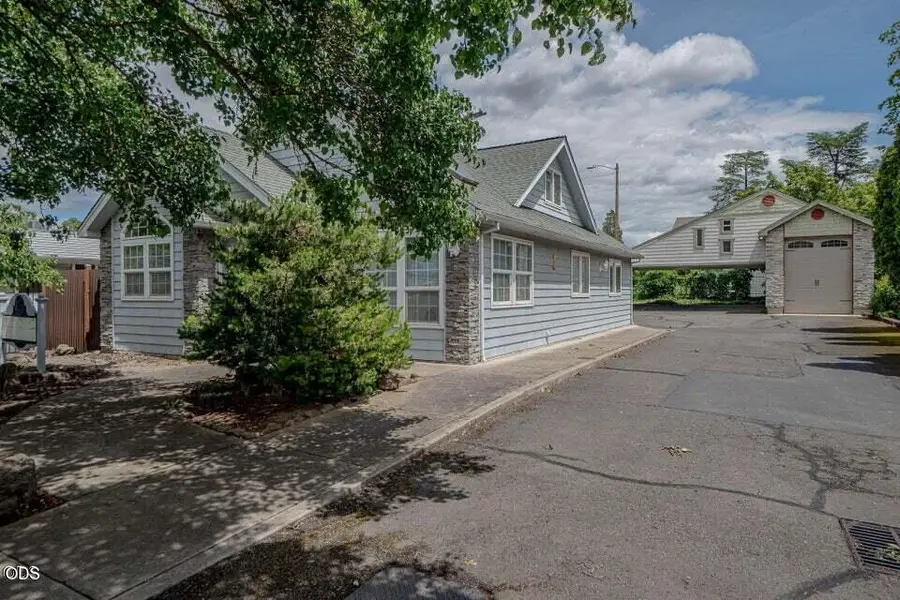 11 Tripp Street, Medford, OR 97504 - #2