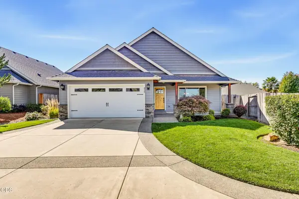 425 SE Cadet Court, Grants Pass, OR 97527