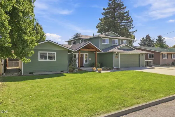 755 S 4th Street, Central Point, OR 97502