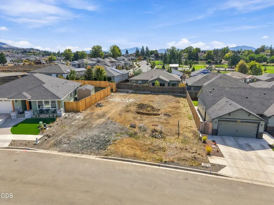 3075 Umpqua Drive, Medford, OR 97504 - #3