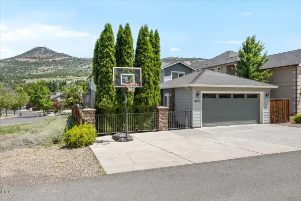 4670 Hillcrest Road, Medford, OR 97504